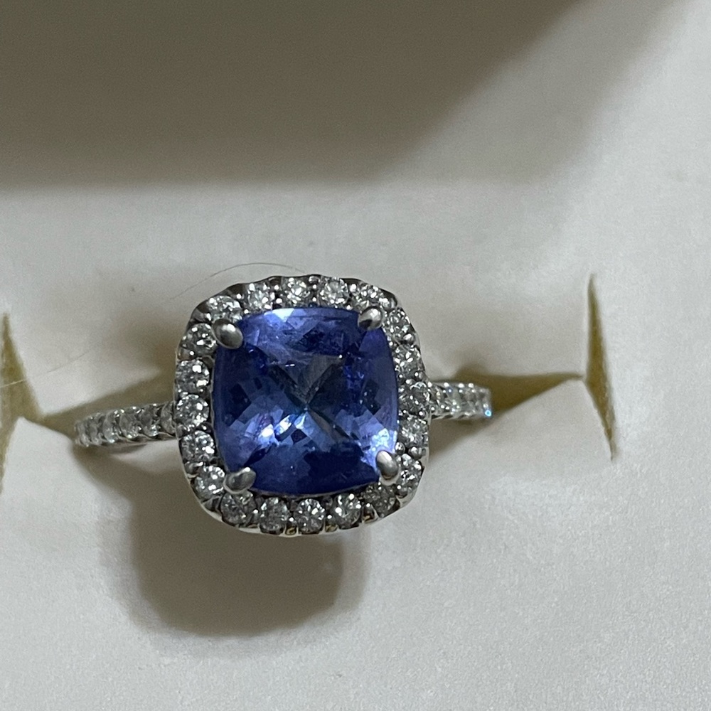 Tanzanite and Diamond Ring in 14 kt